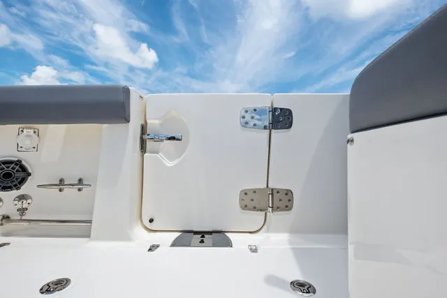 Slide: The Image of Boston Whaler 33 OUTRAGE 2023 - 25