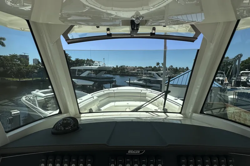 Slide: The Image of Boston Whaler 33 OUTRAGE 2023 - 7