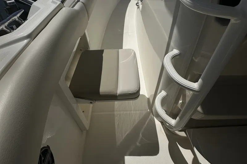 Slide: The Image of Boston Whaler 33 OUTRAGE 2023 - 8