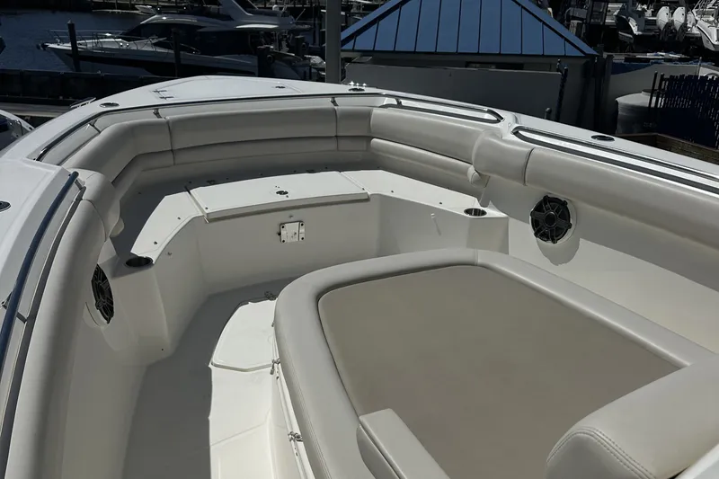 Slide: The Image of Boston Whaler 33 OUTRAGE 2023 - 9