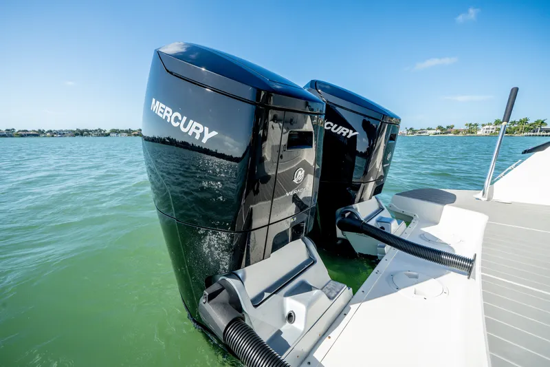 Slide: The Image of Sea Ray 370 DA OB 2025 - 5