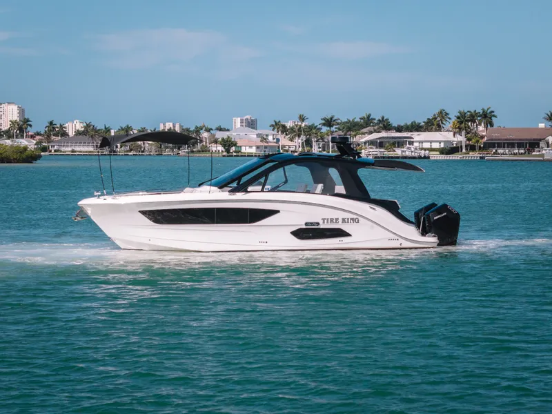 Slide: The Image of Sea Ray 370 DA OB 2025 - 1