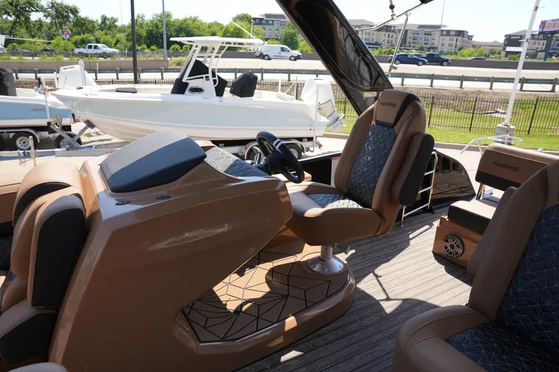 Slide: The Image of Harris Grand Mariner 250 2026 - 23