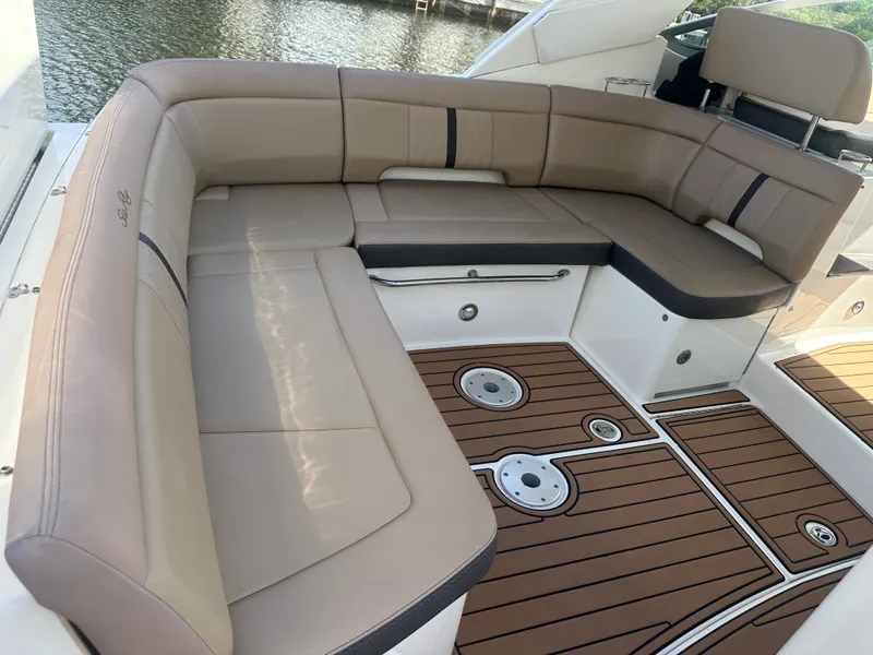 Slide: The Image of Sea Ray 350 SUNDANCER 2017 - 10