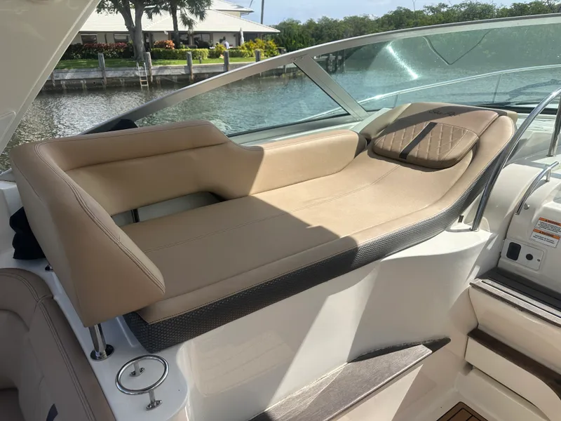 Slide: The Image of Sea Ray 350 SUNDANCER 2017 - 11