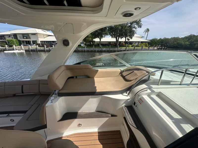 Slide: The Image of Sea Ray 350 SUNDANCER 2017 - 12