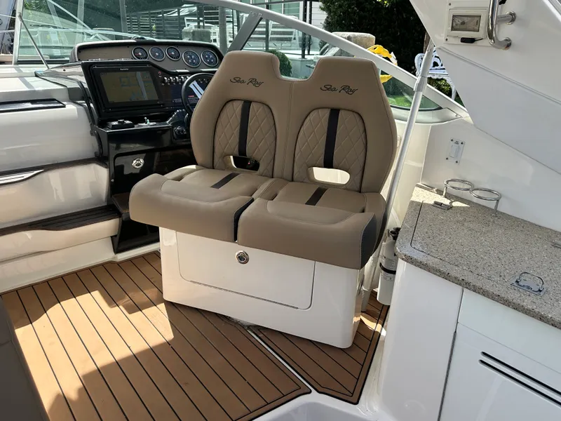 Slide: The Image of Sea Ray 350 SUNDANCER 2017 - 14