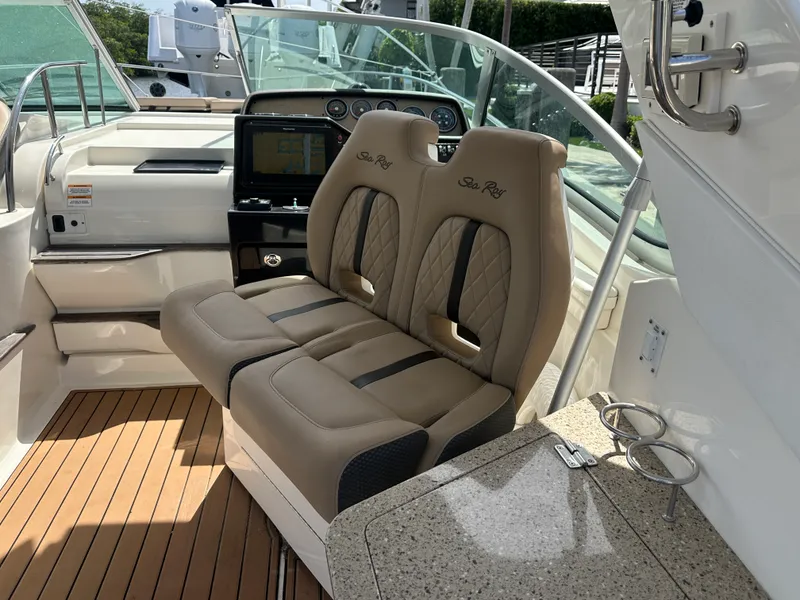 Slide: The Image of Sea Ray 350 SUNDANCER 2017 - 15
