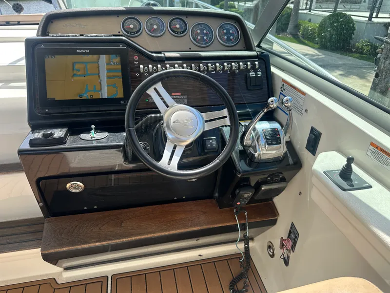 Slide: The Image of Sea Ray 350 SUNDANCER 2017 - 16