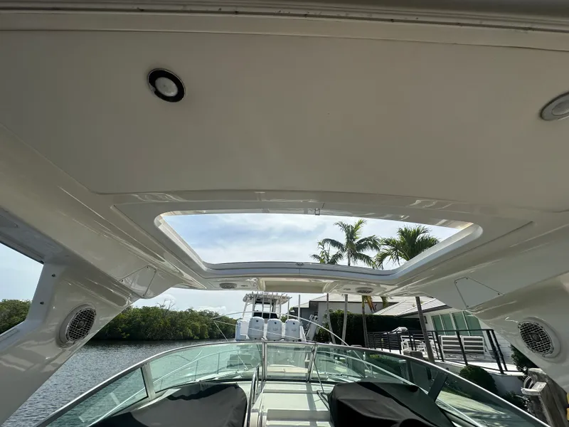 Slide: The Image of Sea Ray 350 SUNDANCER 2017 - 21