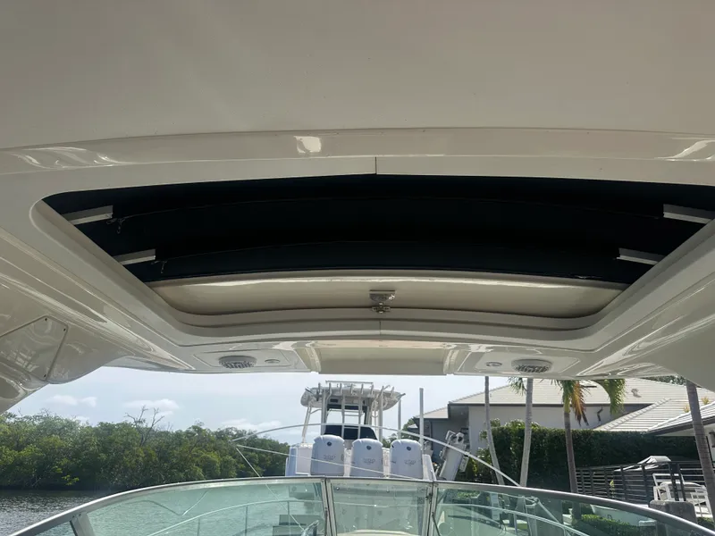 Slide: The Image of Sea Ray 350 SUNDANCER 2017 - 22