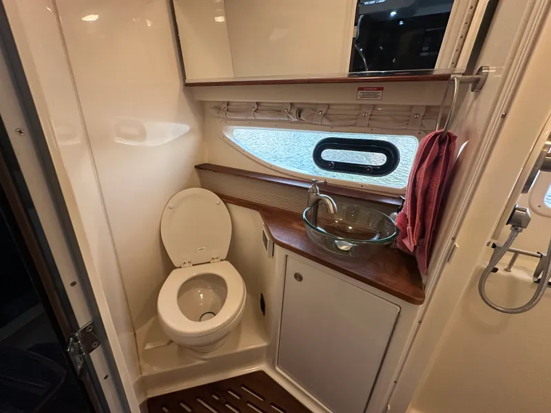 Slide: The Image of Sea Ray 350 SUNDANCER 2017 - 40