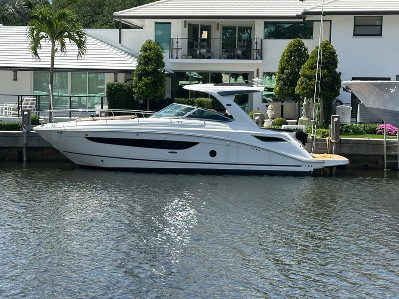 Slide: The Image of Sea Ray 350 SUNDANCER 2017 - 55