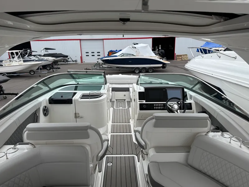 Slide: The Image of Sea Ray 350 SLX 2026 - 10