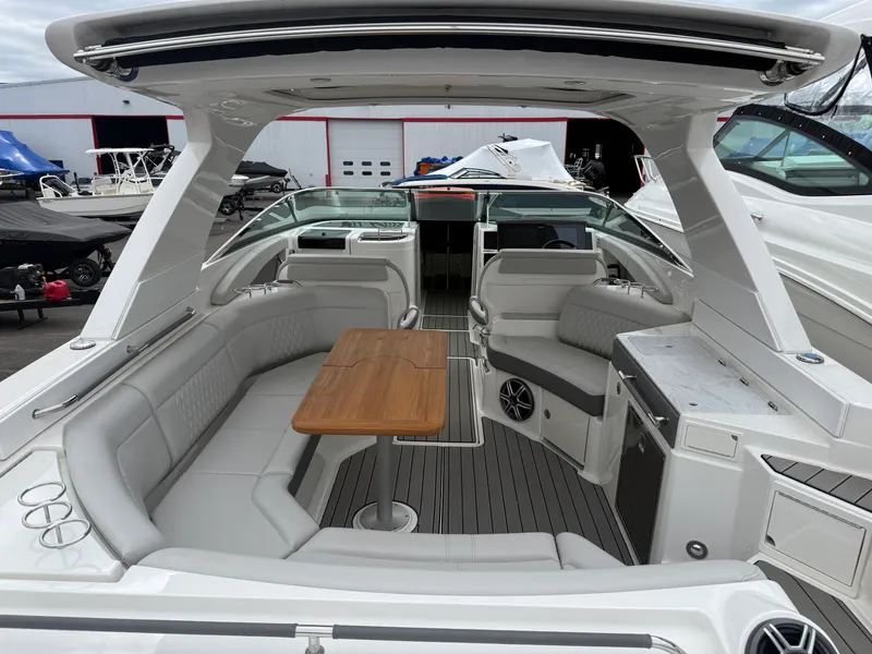 Slide: The Image of Sea Ray 350 SLX 2026 - 11