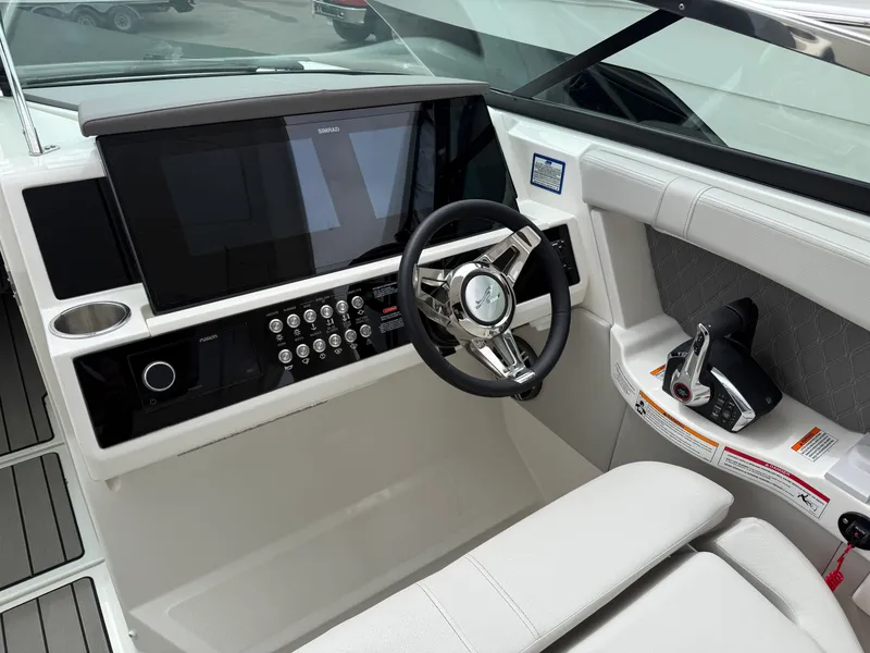Slide: The Image of Sea Ray 350 SLX 2026 - 13
