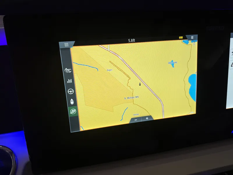 Slide: The Image of Sea Ray 350 SLX 2026 - 15