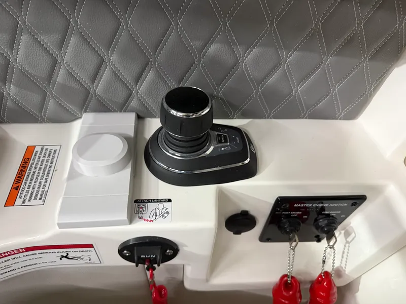Slide: The Image of Sea Ray 350 SLX 2026 - 19
