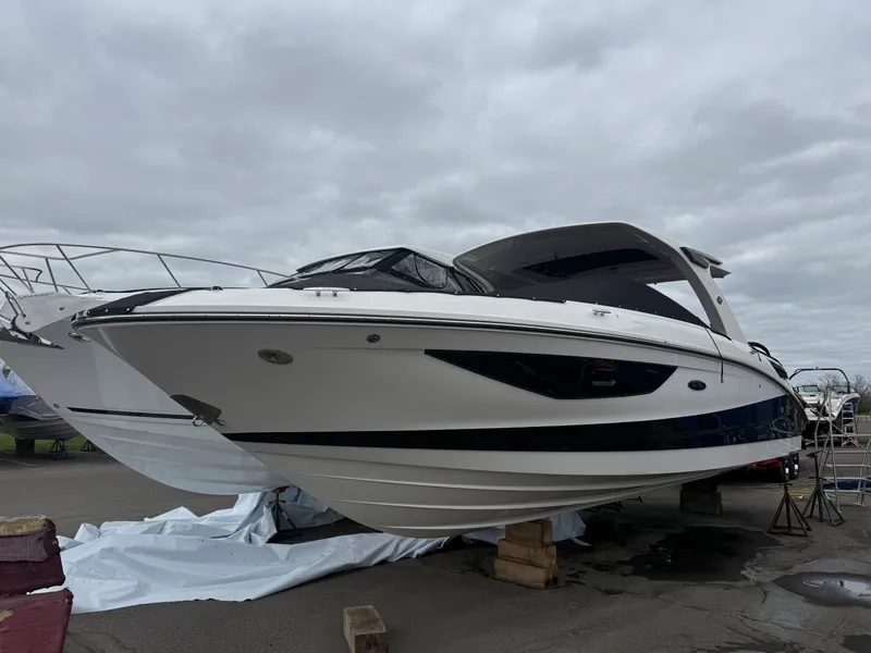 Slide: The Image of Sea Ray 350 SLX 2026 - 2