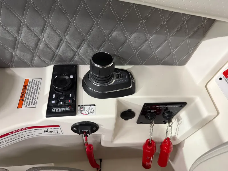 Slide: The Image of Sea Ray 350 SLX 2026 - 20