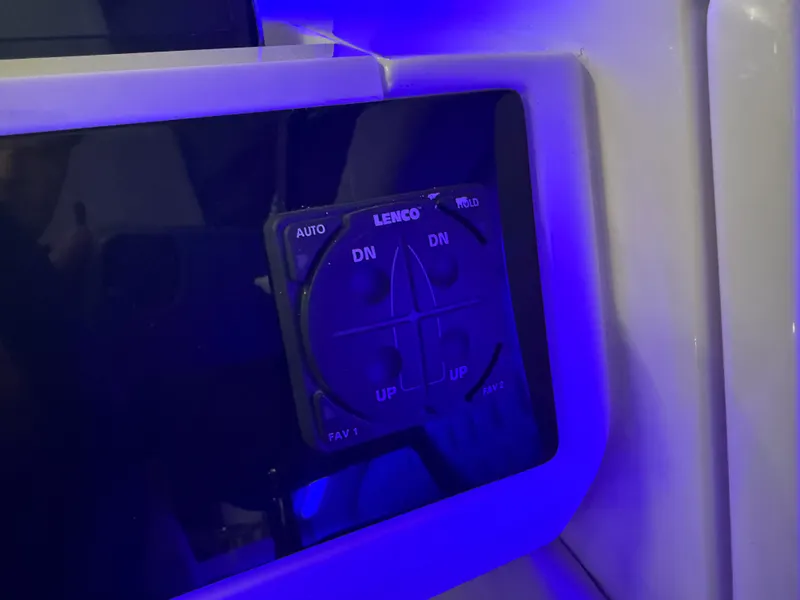 Slide: The Image of Sea Ray 350 SLX 2026 - 21