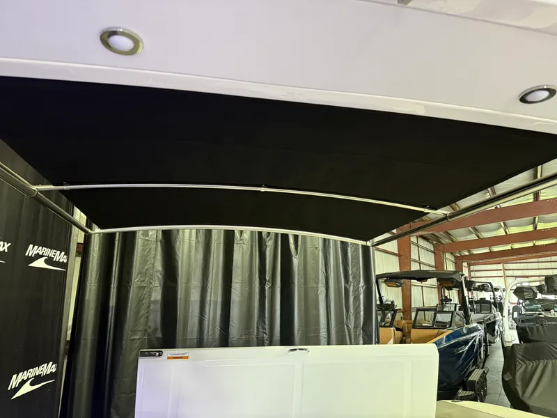 Slide: The Image of Sea Ray 350 SLX 2026 - 24