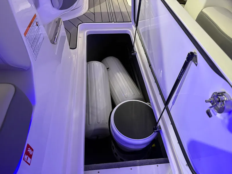 Slide: The Image of Sea Ray 350 SLX 2026 - 26