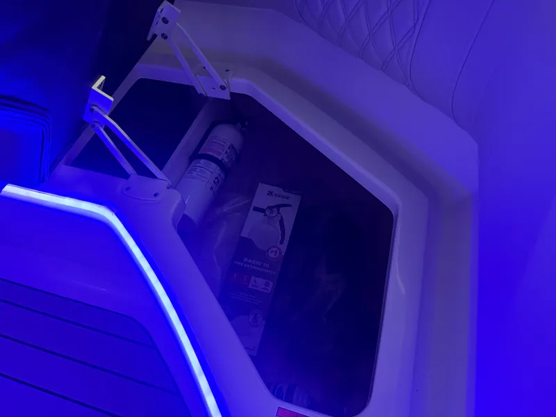 Slide: The Image of Sea Ray 350 SLX 2026 - 28