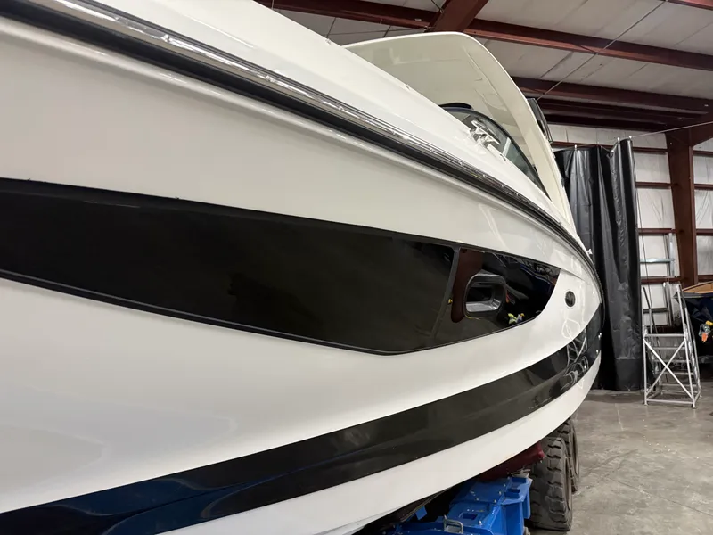 Slide: The Image of Sea Ray 350 SLX 2026 - 3