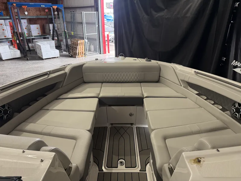 Slide: The Image of Sea Ray 350 SLX 2026 - 33
