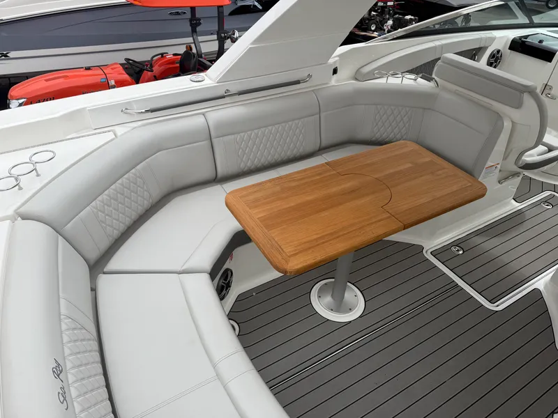 Slide: The Image of Sea Ray 350 SLX 2026 - 35