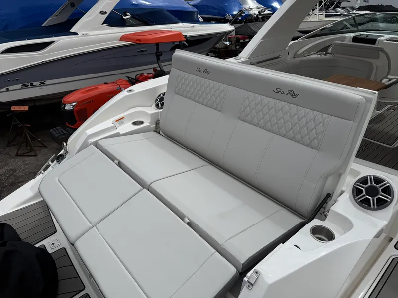 Slide: The Image of Sea Ray 350 SLX 2026 - 36