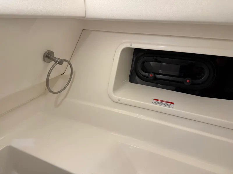 Slide: The Image of Sea Ray 350 SLX 2026 - 37