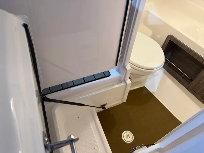 Slide: The Image of Sea Ray 350 SLX 2026 - 38