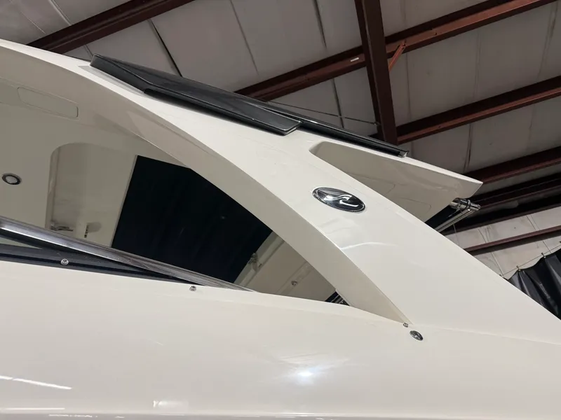 Slide: The Image of Sea Ray 350 SLX 2026 - 4