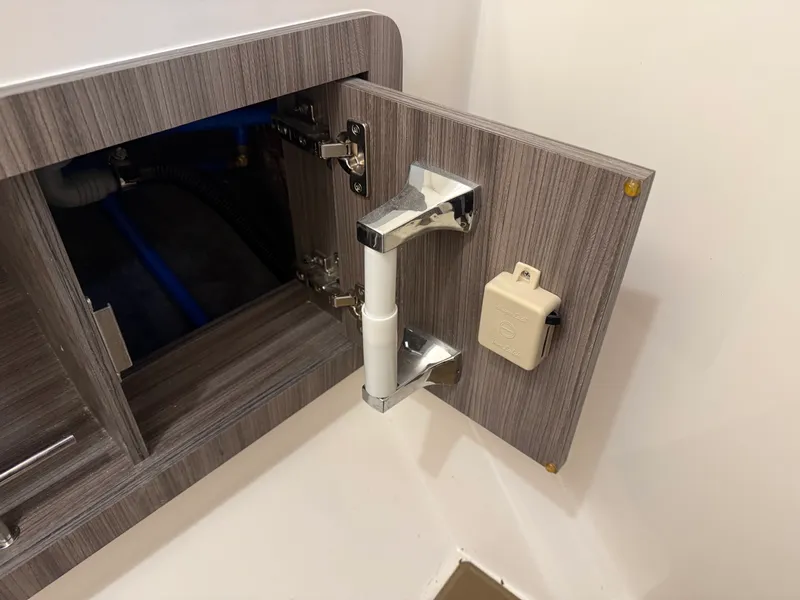 Slide: The Image of Sea Ray 350 SLX 2026 - 41