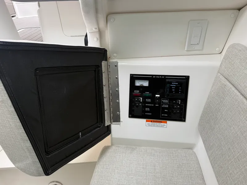 Slide: The Image of Sea Ray 350 SLX 2026 - 43