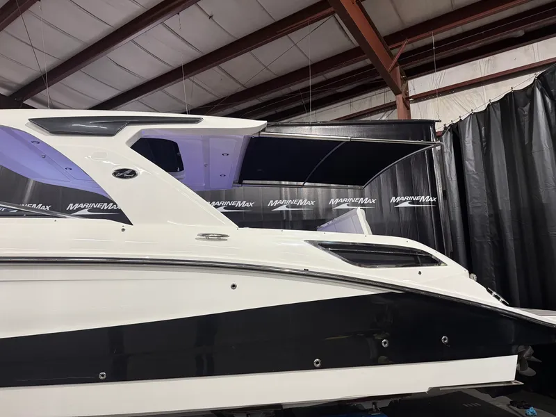 Slide: The Image of Sea Ray 350 SLX 2026 - 5