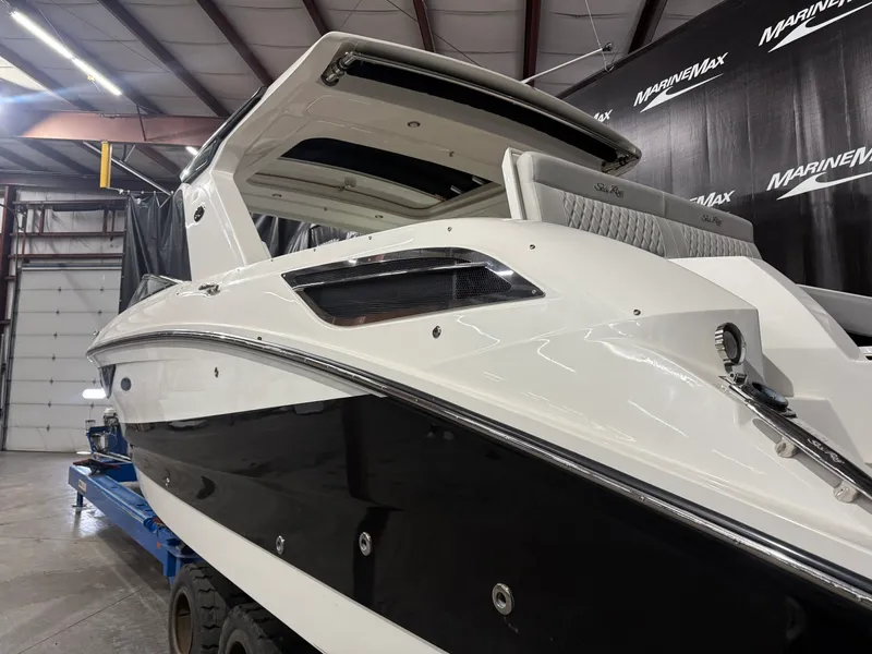 Slide: The Image of Sea Ray 350 SLX 2026 - 6