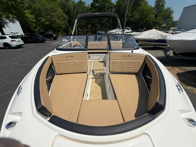 Slide: The Image of Sea Ray 190 SPX OB 2025 - 13