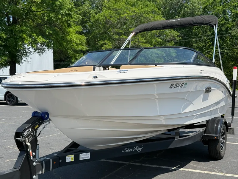 Slide: The Image of Sea Ray 190 SPX OB 2025 - 9