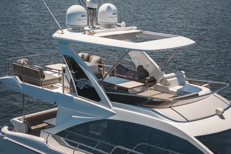 Slide: The Image of Azimut 50 FLY 2021 - 12