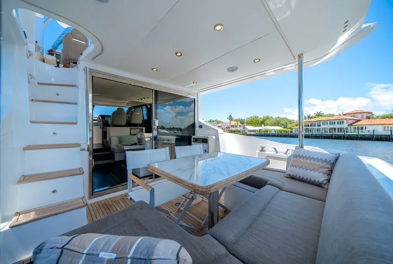 Slide: The Image of Azimut 50 FLY 2021 - 17