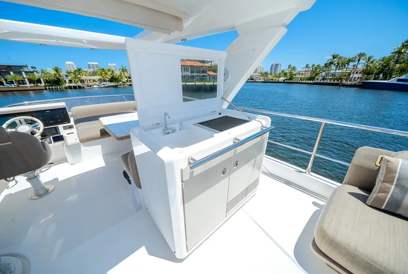 Slide: The Image of Azimut 50 FLY 2021 - 30