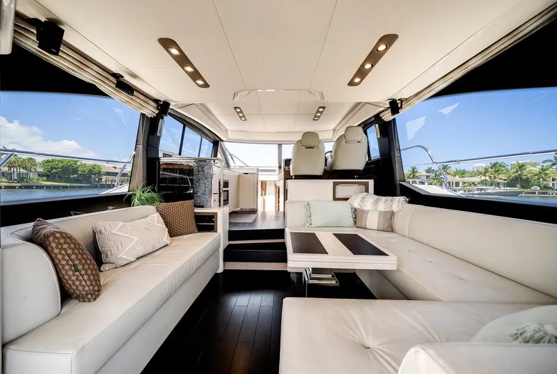Slide: The Image of Azimut 50 FLY 2021 - 32