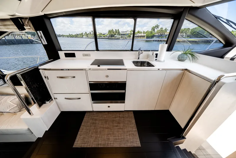 Slide: The Image of Azimut 50 FLY 2021 - 38