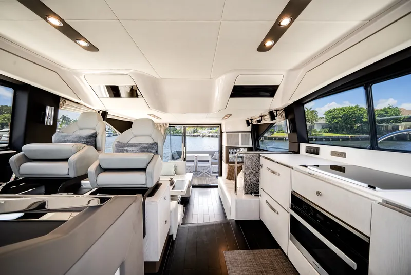 Slide: The Image of Azimut 50 FLY 2021 - 39