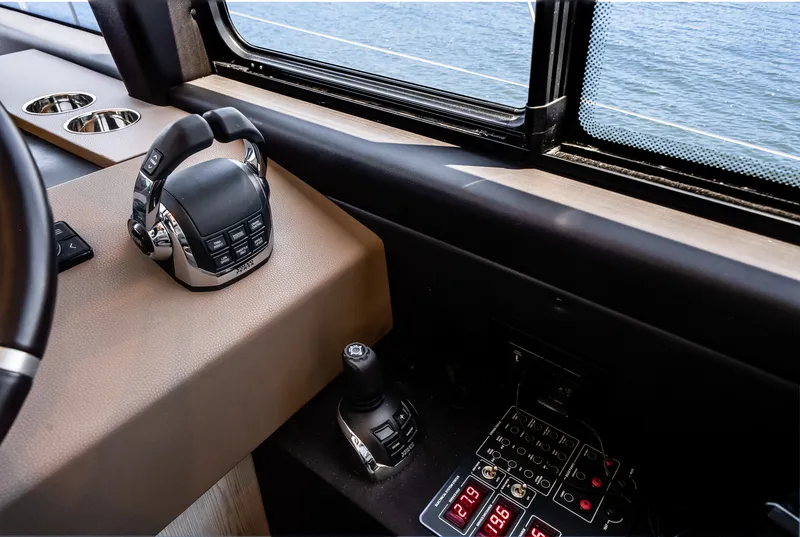 Slide: The Image of Azimut 50 FLY 2021 - 44