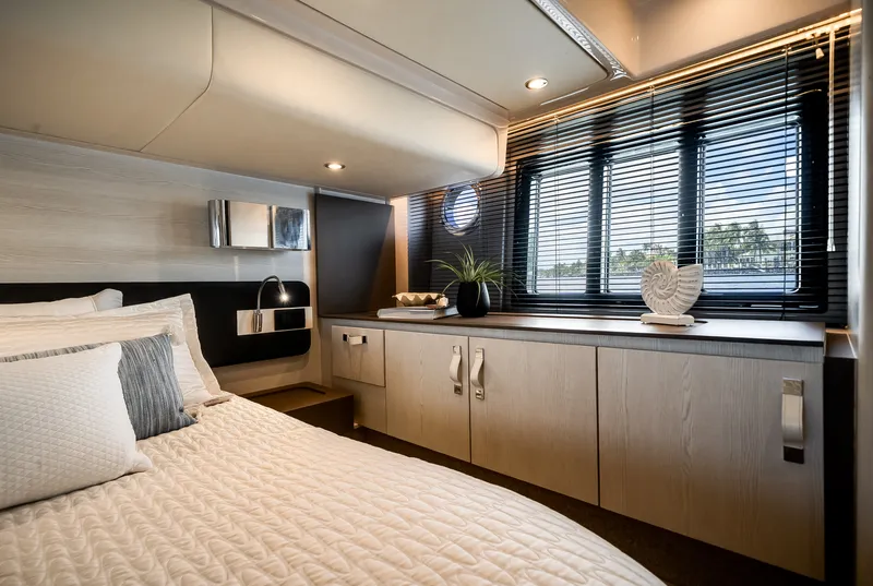 Slide: The Image of Azimut 50 FLY 2021 - 51