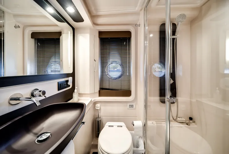 Slide: The Image of Azimut 50 FLY 2021 - 53